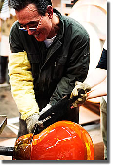 HIROSHI YAMANO CUTTING HOT GLASS